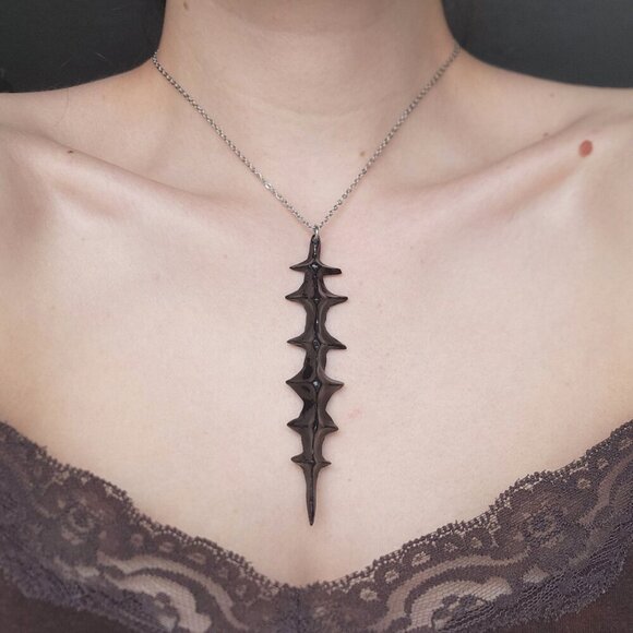 Gothic unique black spiky vertebrae necklace with a small silver chain - Picture 1 of 8